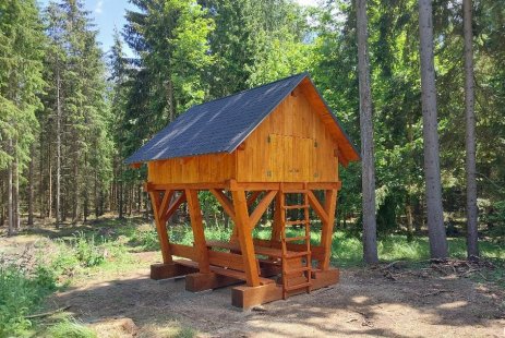 Dřevěné útulny staví pro turisty na dálkových trecích Lesy České republiky