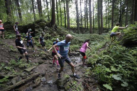 Bílá nabídla dobrodružný trail a výhledy z hřebenů se sluncem v zádech