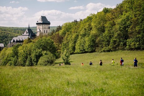 Co tě čeká na trase Běhej lesy Karlštejn?